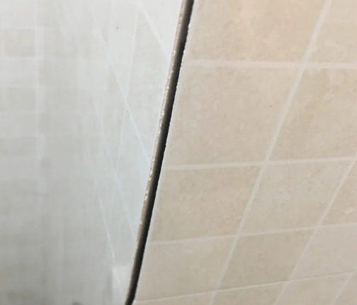 延津瓷砖空鼓维修公司分享阳台瓷砖脱落的修复过程可以分为以下几个步骤