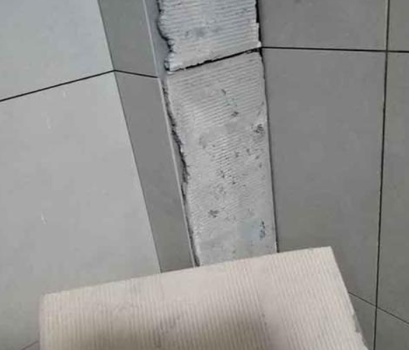 延津瓷砖空鼓维修公司分享下厨房瓷砖脱落的补救措施。
